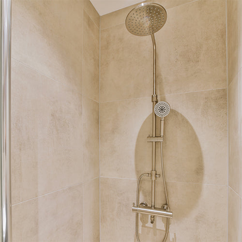 thermostatic_shower_buying_guide_gold_bathroom